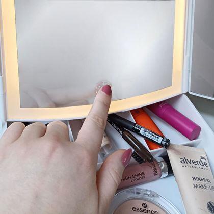 Imaginea din Oglindă cosmetică pliabilă cu iluminare LED