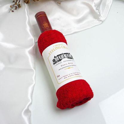 Imaginea Prosoape în ambalaj cadou și o sticlă de vin