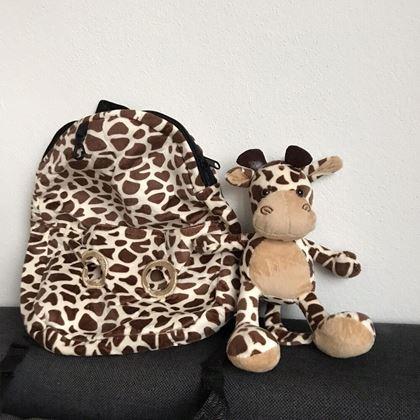 Imaginea din Ghiozdan cu jucărie de pluș - girafă