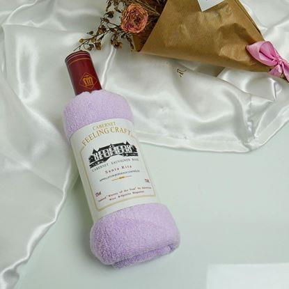 Imaginea Prosop in ambalaj cadou cu o sticlă de vin