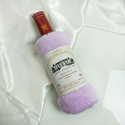 Imaginea Prosop in ambalaj cadou cu o sticlă de vin