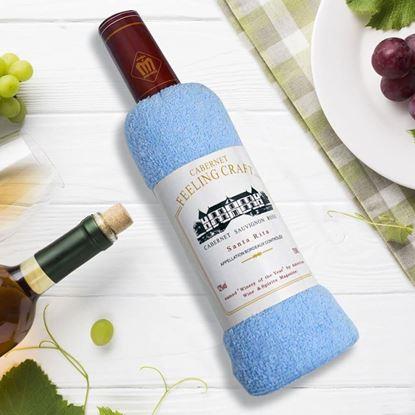 Imaginea Prosupunând că textul indică titlul produsului, traducerea în limba română ar fi: "Prosop în ambalaj cadou, cu o sticlă de vin"