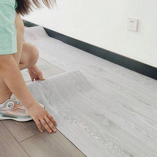 Imaginea din Folie autocolantă pentru pardoseală 200x60 cm - lemn gri