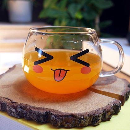 Imaginea din Cana emoji - limbă scoasă afară
