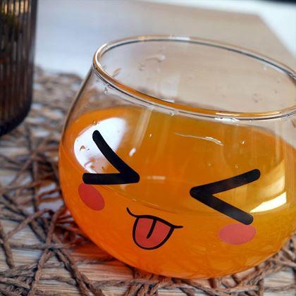 Imaginea din Cana emoji - limbă scoasă afară