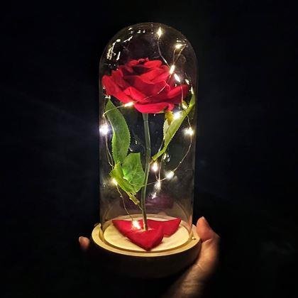 Imaginea din Trandafir etern luminos într-o vază de sticlă în ambalaj cadou