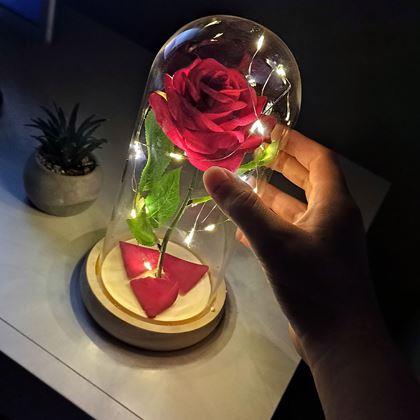 Imaginea din Trandafir etern luminos într-o vază de sticlă în ambalaj cadou