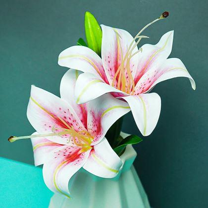 Imaginea din Buchet artificial de crini - roz rozaliu cu dungi