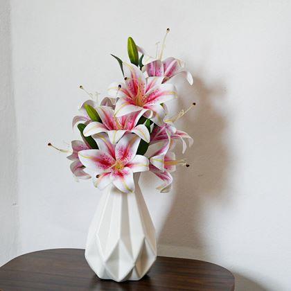 Imaginea din Buchet artificial de crini - roz rozaliu cu dungi