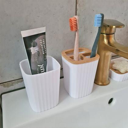 Imaginea din Set de baie alb cu elemente din lemn - 4 piese