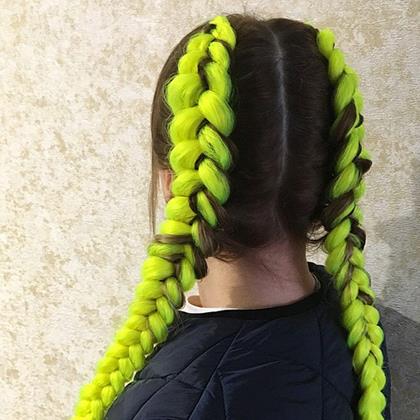 Imaginea din Coafură cu păr roșu - verde-gălbui