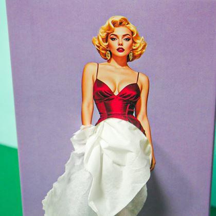 Imaginea din Batiste de hârtie la cutie - doamnă în rochie