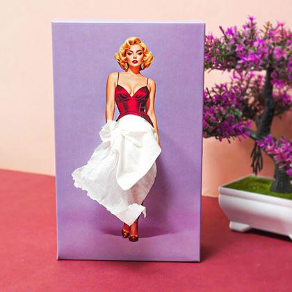 Imaginea din Batiste de hârtie la cutie - doamnă în rochie