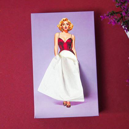 Imaginea din Batiste de hârtie la cutie - doamnă în rochie