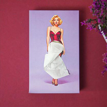 Imaginea din Batiste de hârtie la cutie - doamnă în rochie