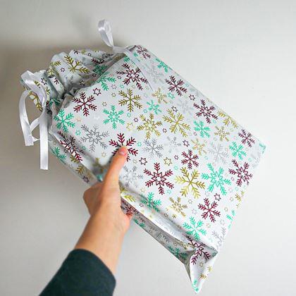 Imaginea din Geanta de ambalare cadou de Craciun cu sfoara - 51x39 cm - fulgi de zăpadă