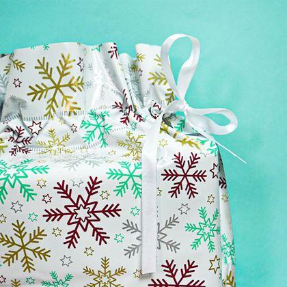 Imaginea din Geanta de ambalare cadou de Craciun cu sfoara - 51x39 cm - fulgi de zăpadă