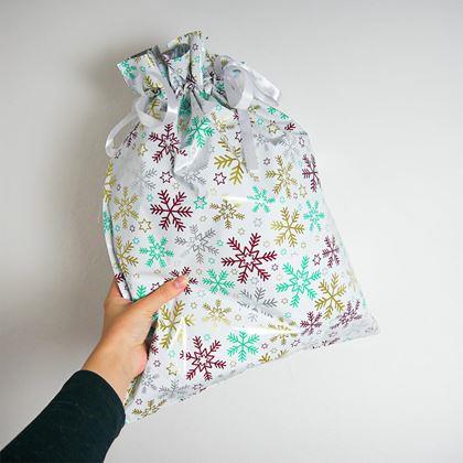 Imaginea din Geanta de ambalare cadou de Craciun cu sfoara - 51x39 cm - fulgi de zăpadă
