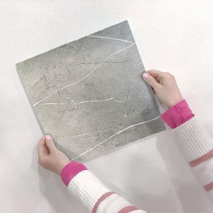 Imaginea din Placă autoadezivă 30x30 cm  -  marmură gri deschis