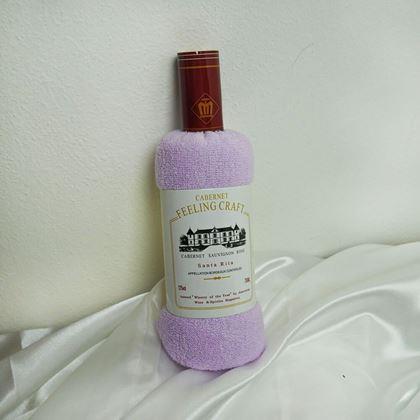 Imaginea din Prosop în ambalaj cadou, cu o sticlă de vin  -  mov