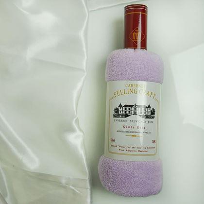 Imaginea din Prosop în ambalaj cadou, cu o sticlă de vin  -  mov