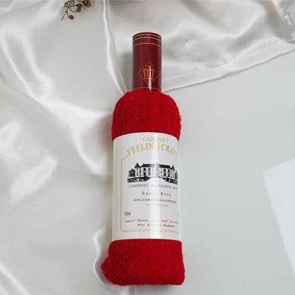 Imaginea din Prosop în ambalaj cadou, cu o sticlă de vin  -  roșu