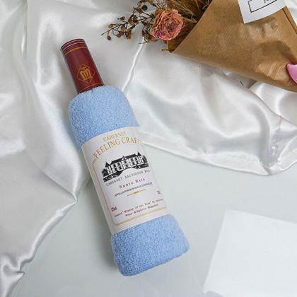 Imaginea din Prosop în ambalaj cadou, cu o sticlă de vin  -  albastru