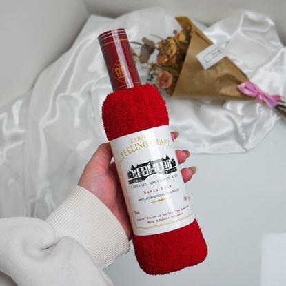 Imaginea Prosop în ambalaj cadou, cu o sticlă de vin 