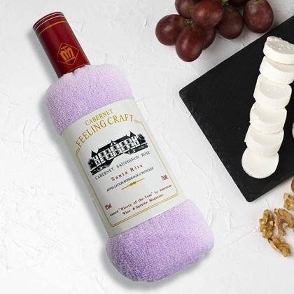 Imaginea din Prosop în ambalaj cadou, cu o sticlă de vin  -  mov