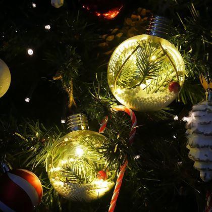 Imaginea din Bilă LED de Crăciun pentru brad -  ace de pin