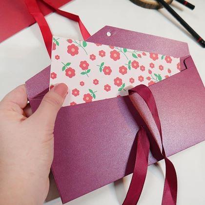 Imaginea din Plic de cadou cu fundiță -  vișiniu