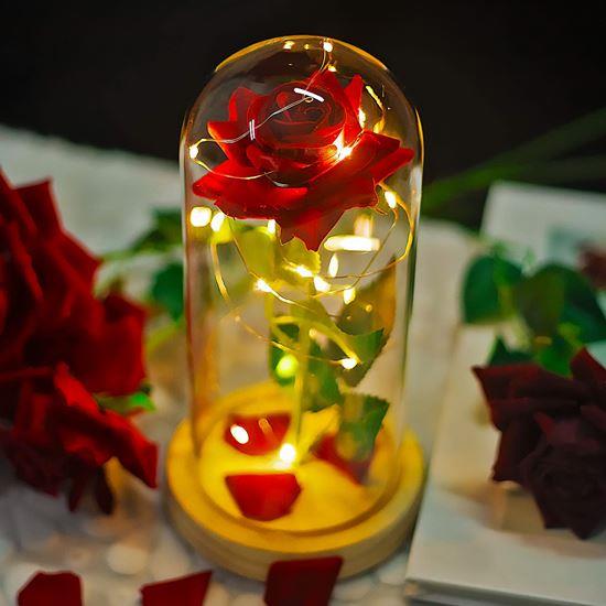 Imaginea din Trandafir etern luminos într-o vază de sticlă în ambalaj cadou