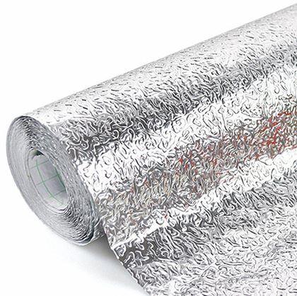 Imaginea din Folie autoadezivă din aluminiu 300 x 40 cm împotriva grăsimii, apei și zgârieturilor