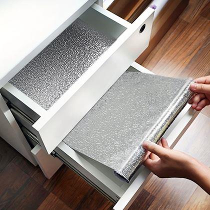 Imaginea din Folie autoadezivă din aluminiu 300 x 40 cm împotriva grăsimii, apei și zgârieturilor